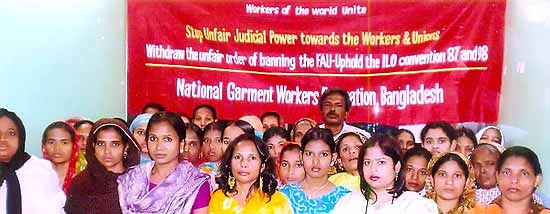 Dhaka (Bangladesh), 30. Januar: Die TextilarbeiterInnengewerkschaft National Garment Workers Federation hielt in einem ihrer zentralen Büros eine Protestversammlung ab.