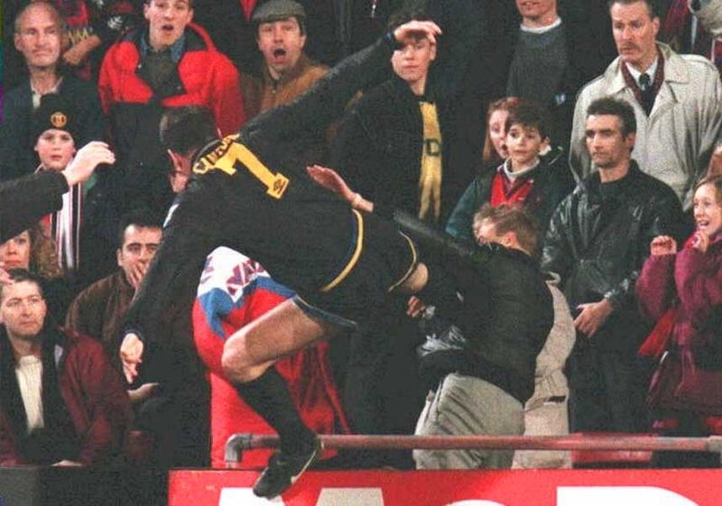 Auch für Sportler bringt Courage am Arbeitsplatz Risiken mit sich. Für seinen Kung-Fu-Kick gegen einen rassistisch pöbelnden Nazi erhielt Eric Cantona 1995 ein halbjähriges Berufsverbot.