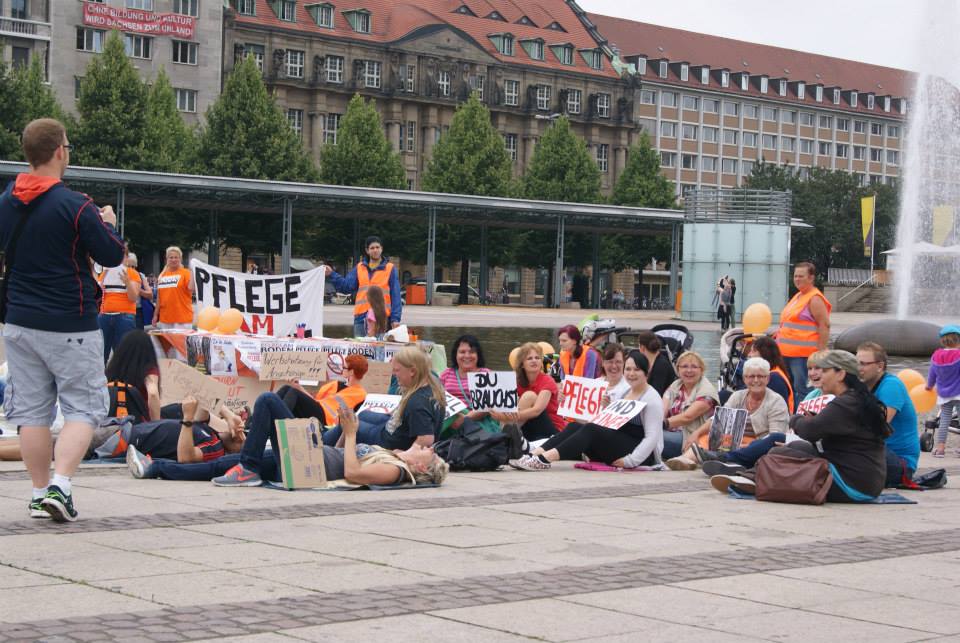 Flashmob in Leipzig zum bundesweiten Aktionstag von „Pflege am Boden“