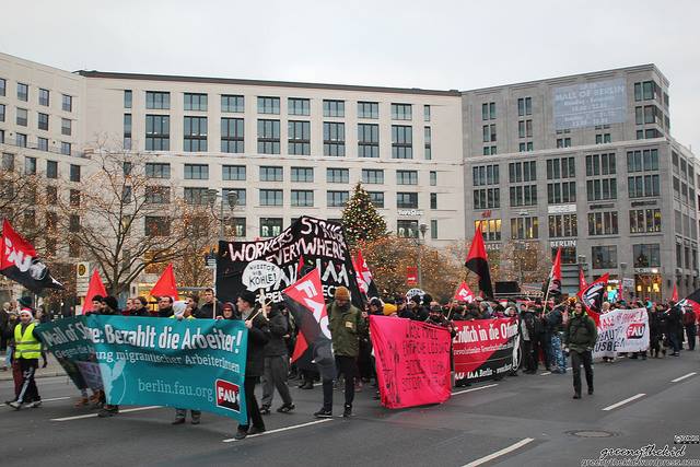 Fast 400 Demonstrierende am Nikolaustag 2014 gegen die üble Ausbeutung