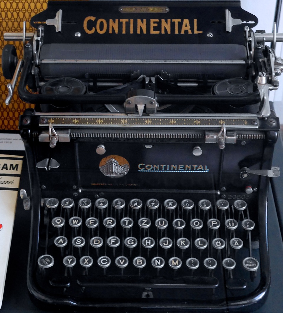 Auch in Meiningen zu sehen - die originale Schreibmaschine von Erich Mühsam als Exponat von der EMG geliehen