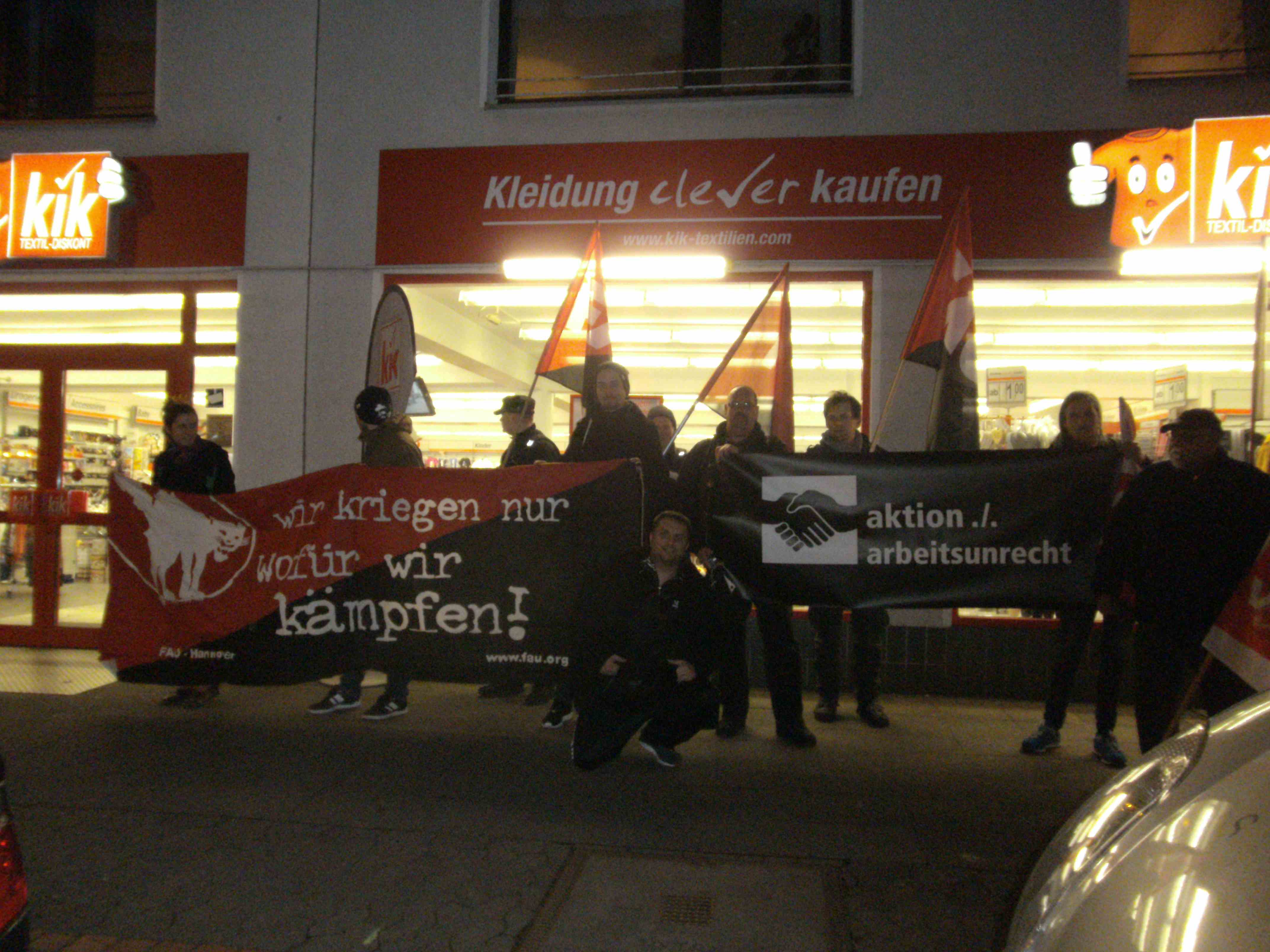 Solidarisch gegen Union Busting: Auch die FAU Hannover positionierte sich am „Schwarzen Frei- tag“ gemeinsam mit anderen UnterstützerInnen vor KiK-Filialen.