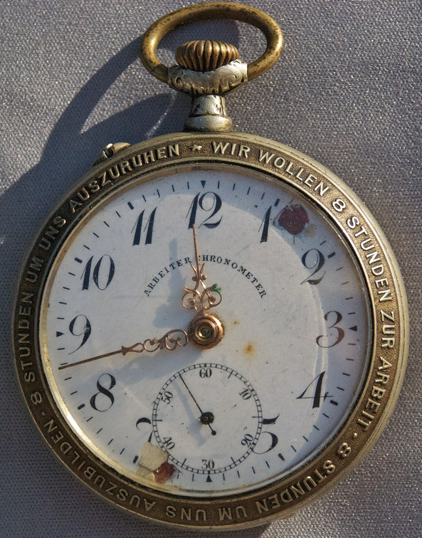 Sogenannter "Arbeiter-Chronometer" mit Aufschrift "Wir wollen 8 Stunden zur Arbeit, 8 Stunden, um uns auszubilden, 8 Stunden, um auszuruhn!", Ende 19. Jahrhundert. Foto: um.cx (flickr)