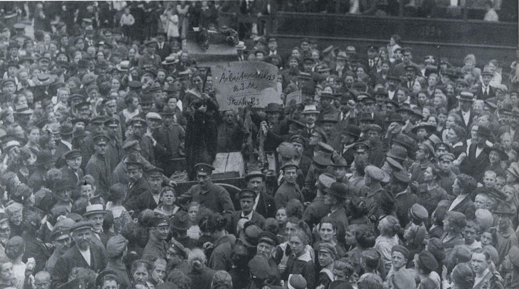 „Arbeitersülze – Pfund 3 Mark“. Demonstration in der Oberaltenallee, Juni 1919 (Foto: ETG Hamburg)