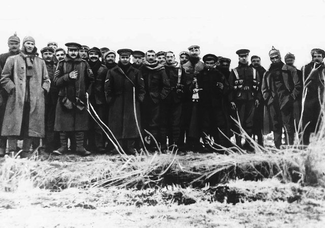 Weihnachten 1914 an der Westfront: Britische und deutsche Soldaten legten die Waffen nieder und verbrüderten sich. Den Generälen beider Seiten gelang es nur mittels Repressionen und Versetzungen, die Soldaten wieder in die Gräben zu treiben.
