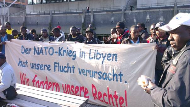 Wehren sich gegen die inhumanen Folgen des angeblich humanitären Kriegseinsatzes der NATO: Die AktivistInnen von „Lampedusa in Hamburg“ (Quelle: www.fightracismnow.net/)