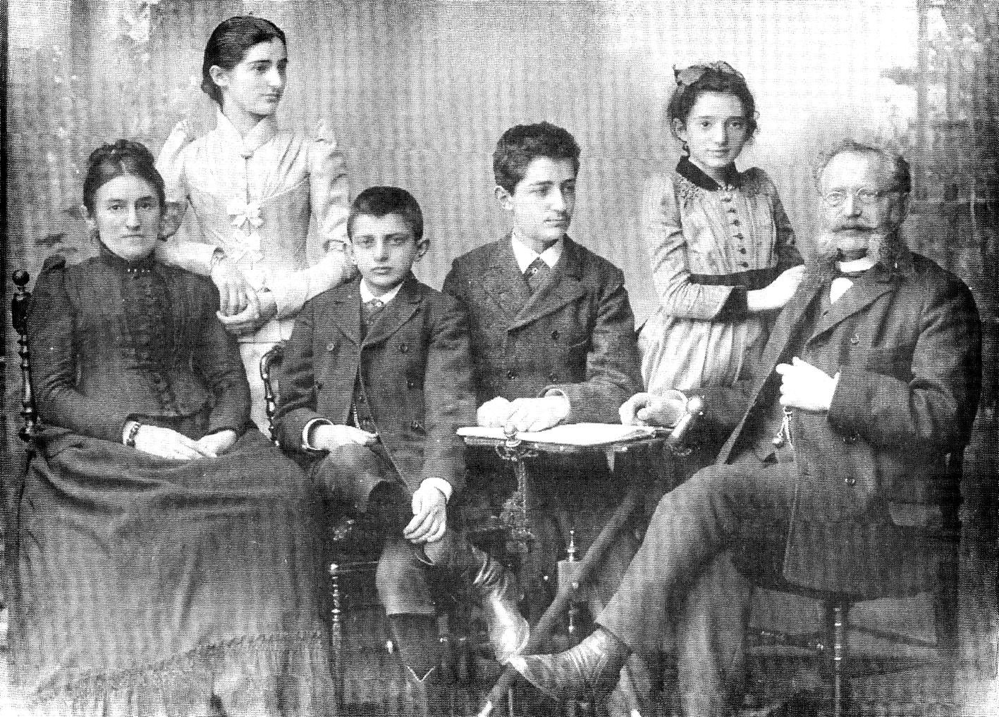 Familie Mühsam: Links Mutter Rosalie, rechts der Vater Siegfried, Erich ist der Dritte von links