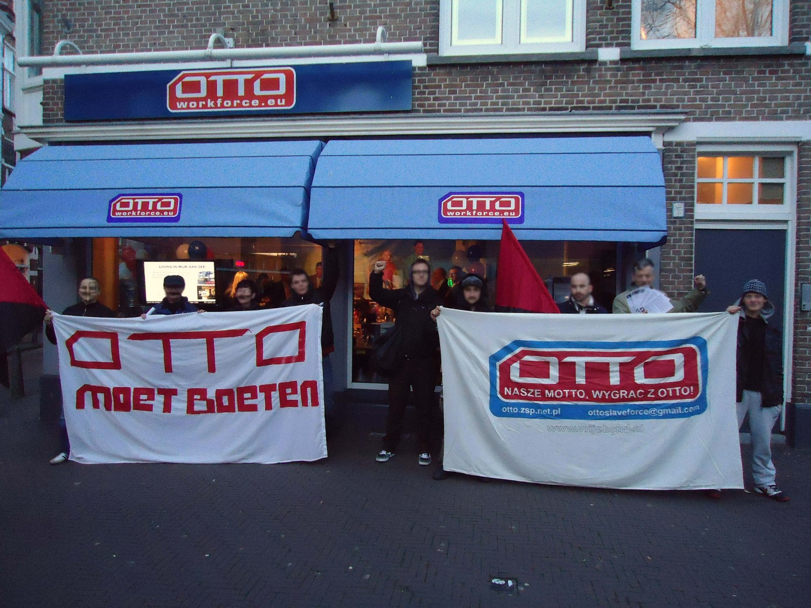 „OTTO muss zahlen“. Protestaktion gegen OTTO in Den Haag.