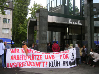 Die Belegschaft protestiert am 23. August 2010 vor der Konzernzentrale (Foto: Torsten Bewenitz)