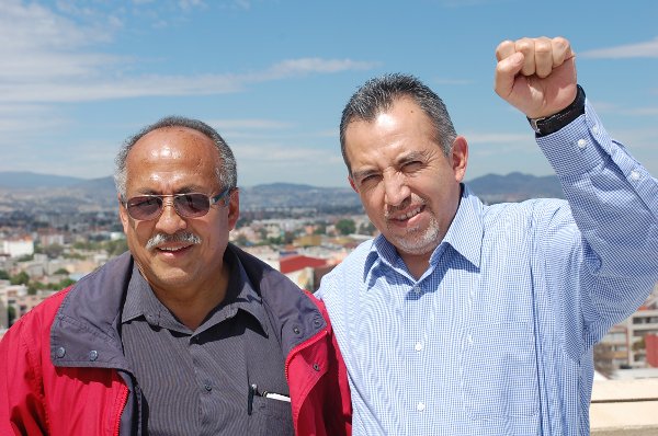 Antonio Almazen, Pensionär und ehemaliger Sekretär für Internationales (rechts) und Dante Trejo Reyes, Mitarbeiter des Generalskretärs (links). Bild: Julia Hoffmann