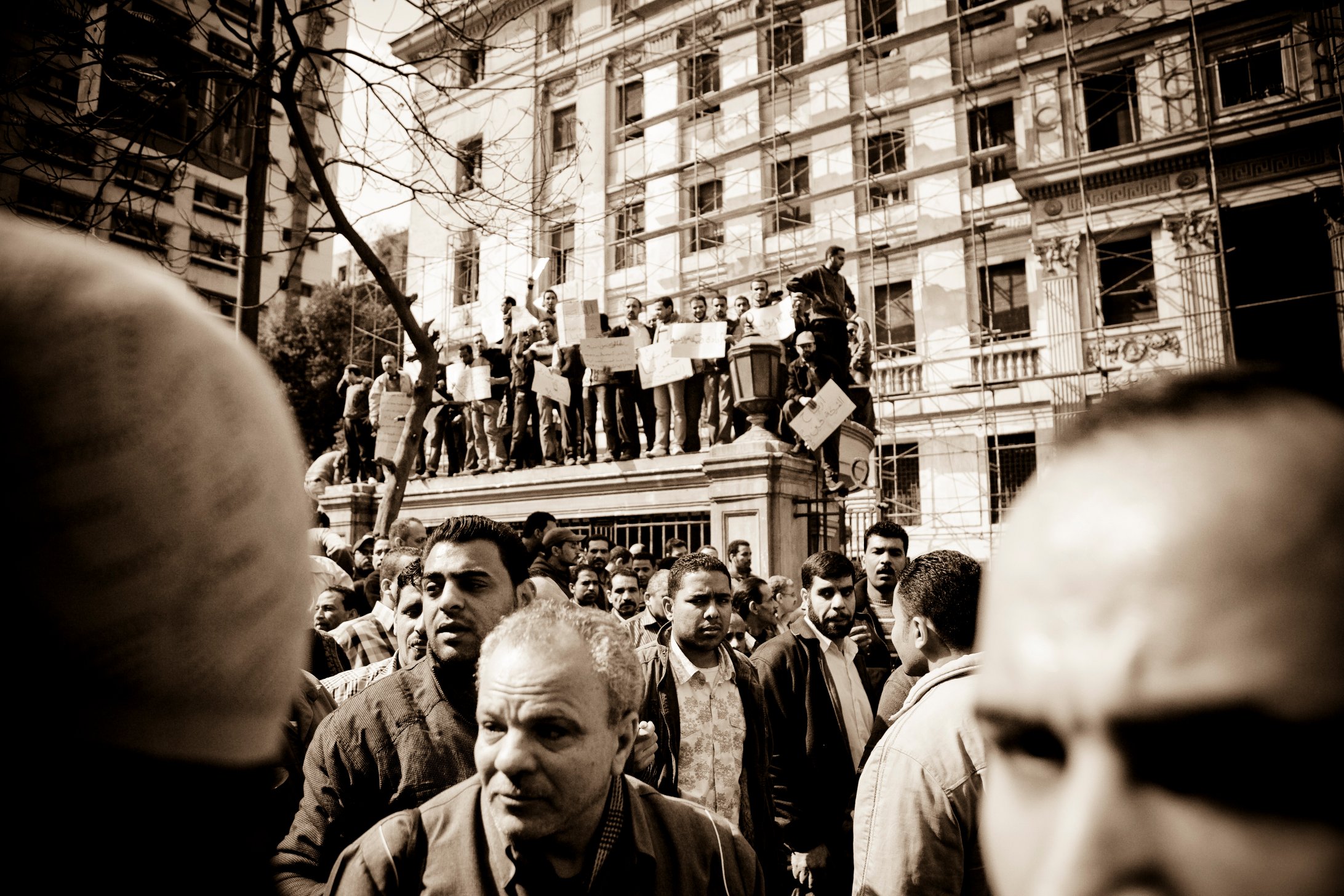 Erinnert nicht zufällig an Frankreich 1936: Streikende Telekom-Arbeiter am 9. Februar 2011 in Ramses (Foto (CCC): Hossam El-Hamalawy)