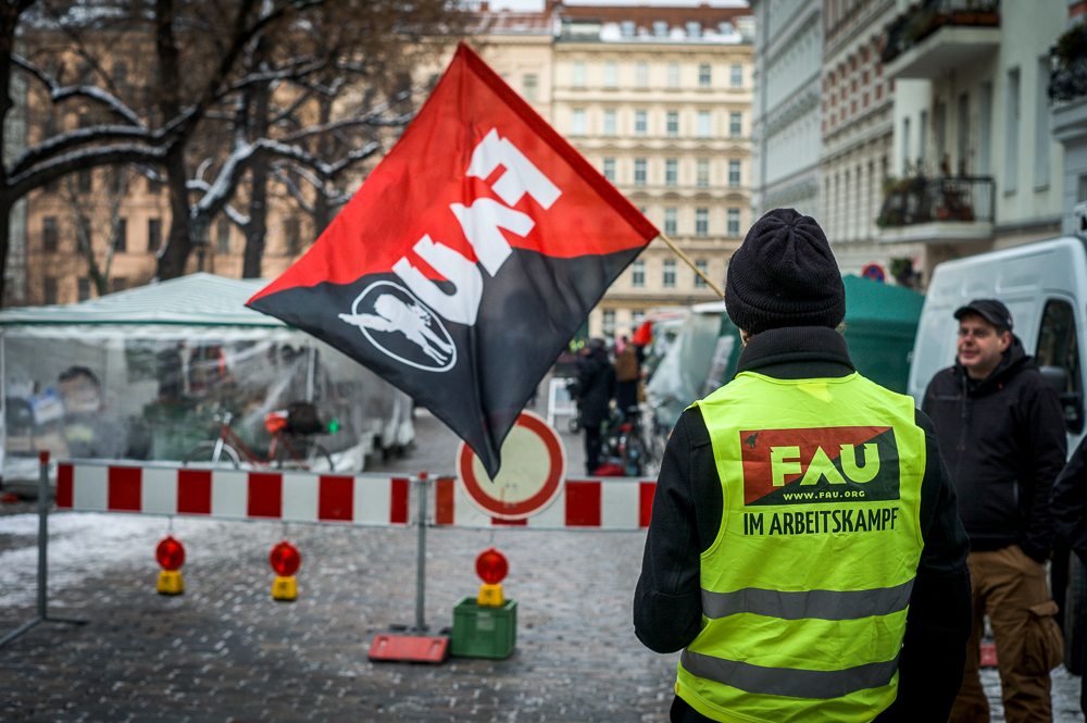 Die FAU Berlin informiert vor dem Kreuzberger Bio-Markt am Chamissoplatz (Foto: Dennis Reese)